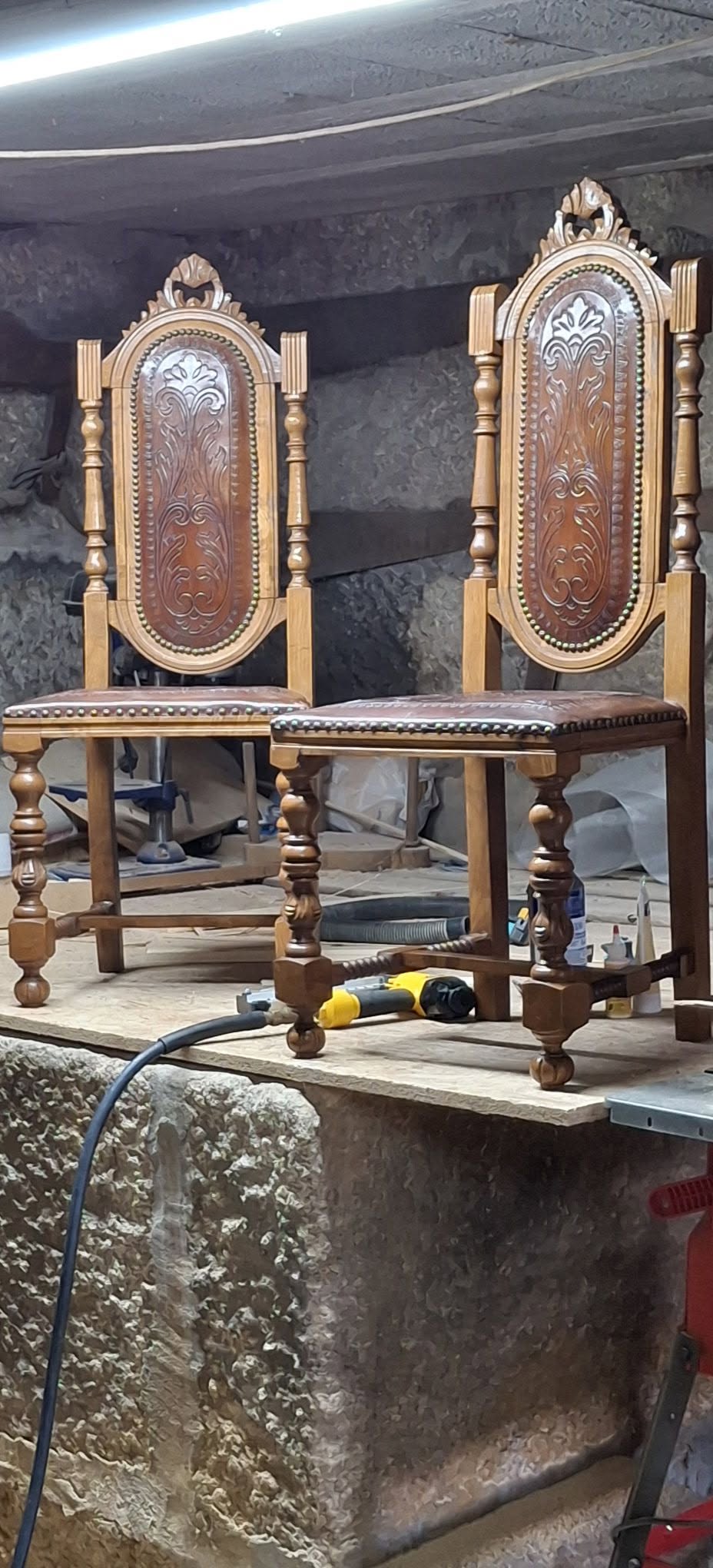 Restauro artesanal de duas cadeiras clássicas em madeira
