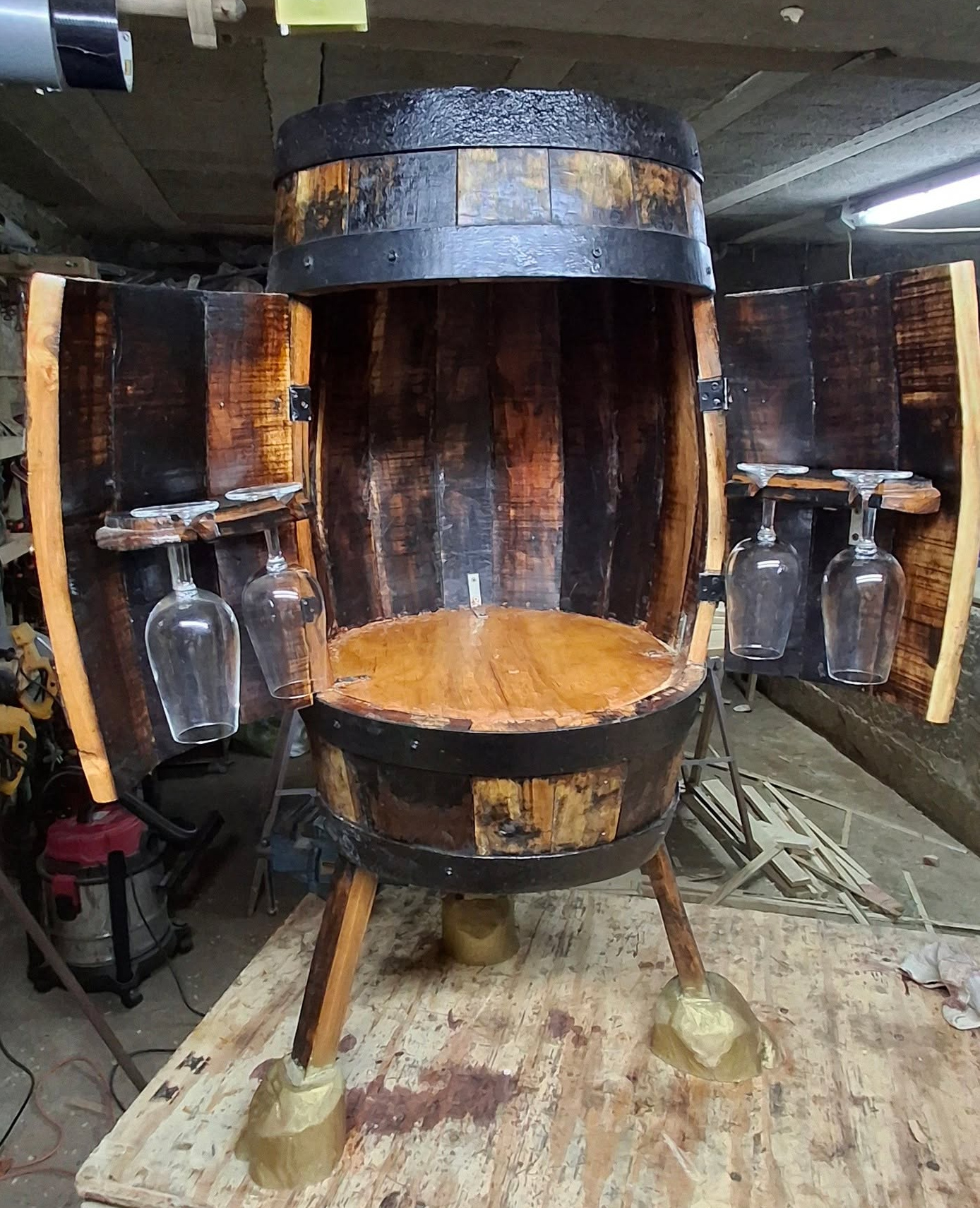 Mini bar artesanal criado a partir de um pipo de madeira