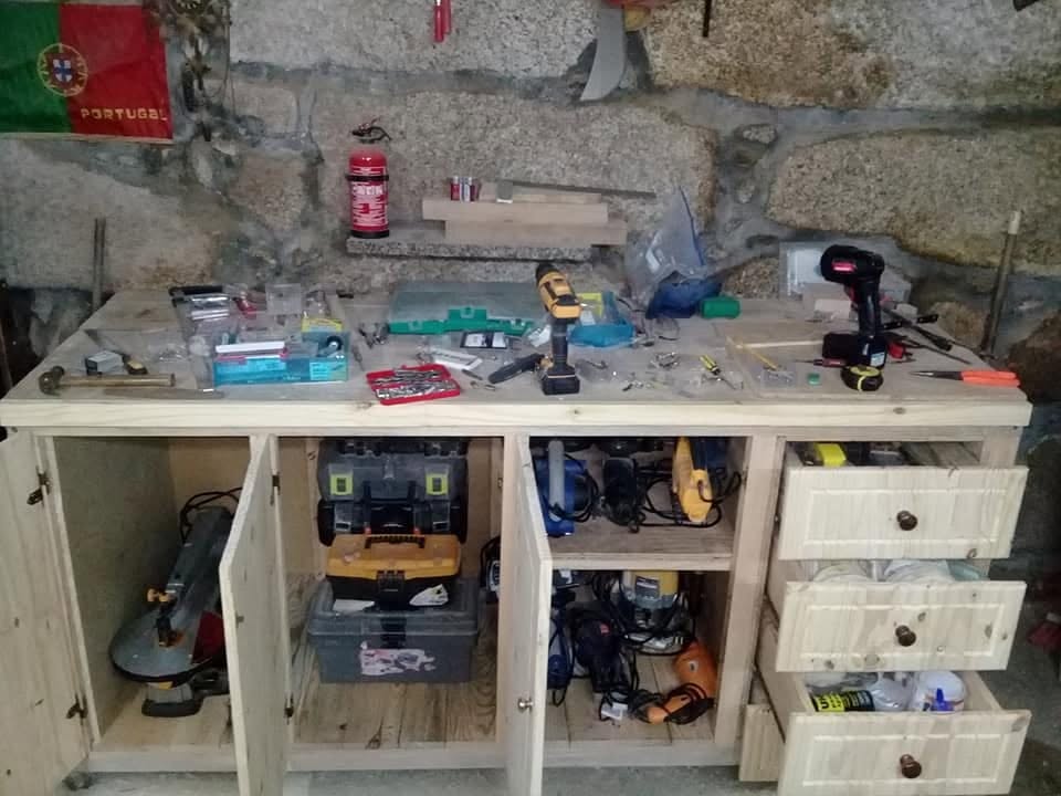 Bancada e ferramentas da oficina Almeida's Mini Shop na Matela